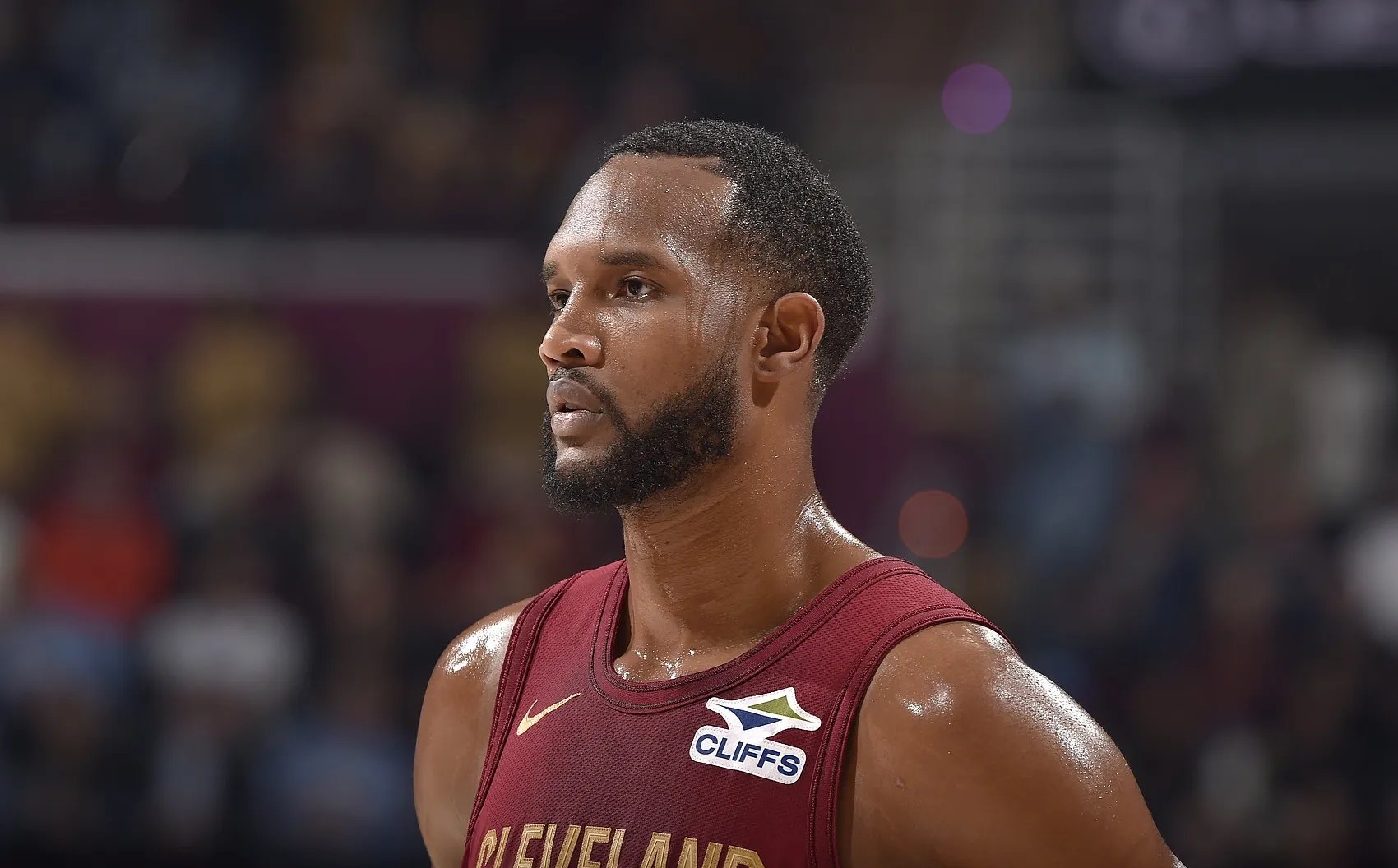 开云-西亚卡姆迎来五赛季出色发挥，雄鹿观众热烈欢呼！