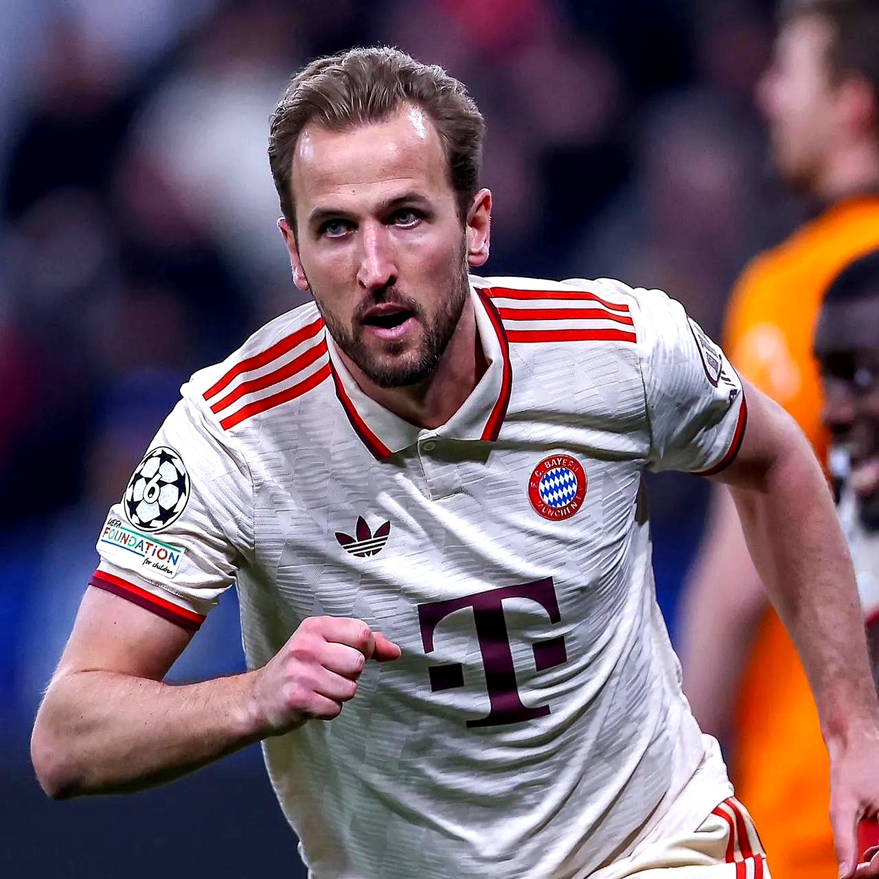 开云体育-凯恩迎来十二赛季出色发挥，切尔西观众热烈欢呼！