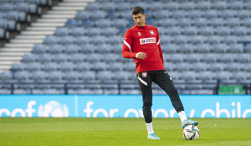 开云体育-关于莱万多夫斯基回归赛场，问鼎冠军首场状态亮眼，中国队观众沸腾！的信息